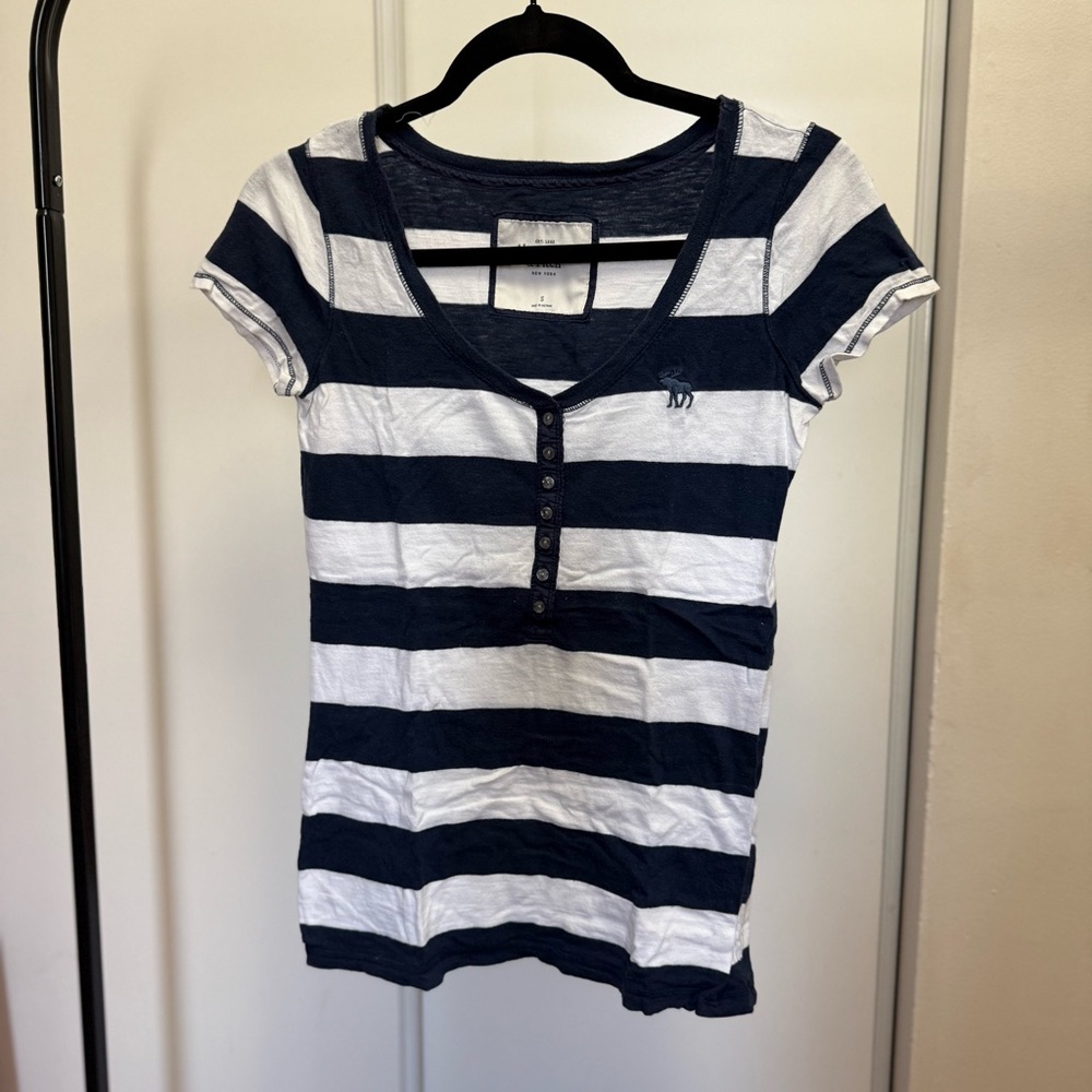 Abercrombie & Fitch Navy and White Striped T-Shirt
